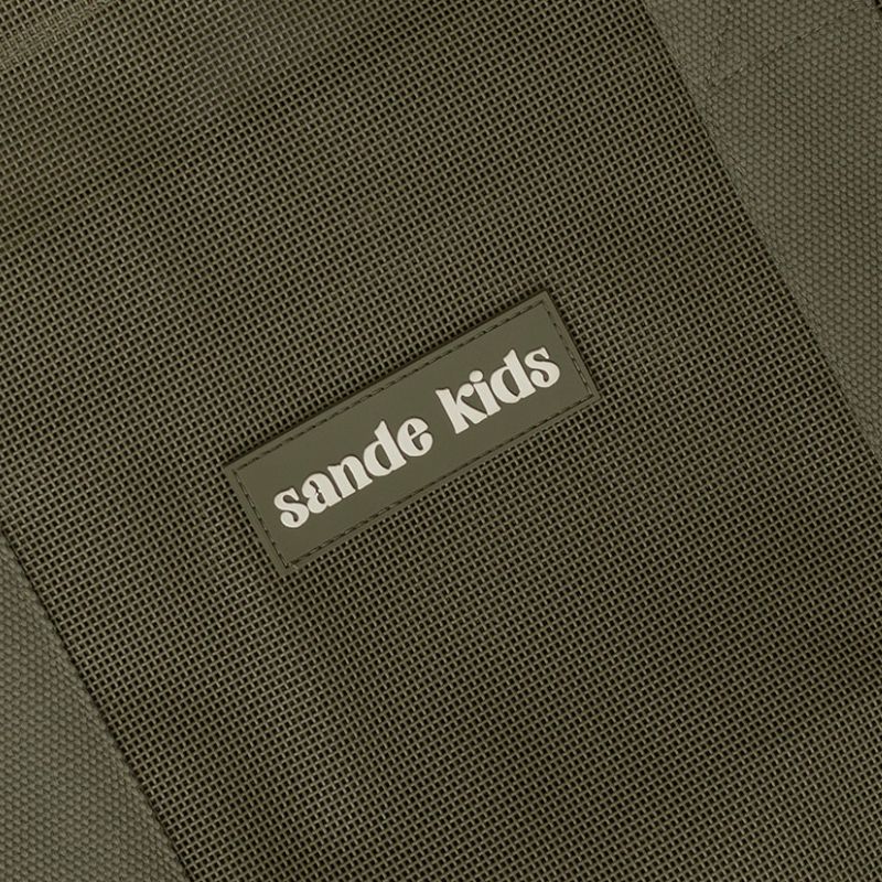 Sande Kids original mesh beach bag in Pandanus green showcasing silicone label feature.