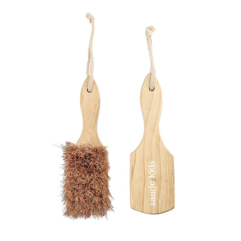 Sande Kids Sand Brush, images shows the coconut and jute fibre bristles and the top view of the rubberwood handle with white printed logo.