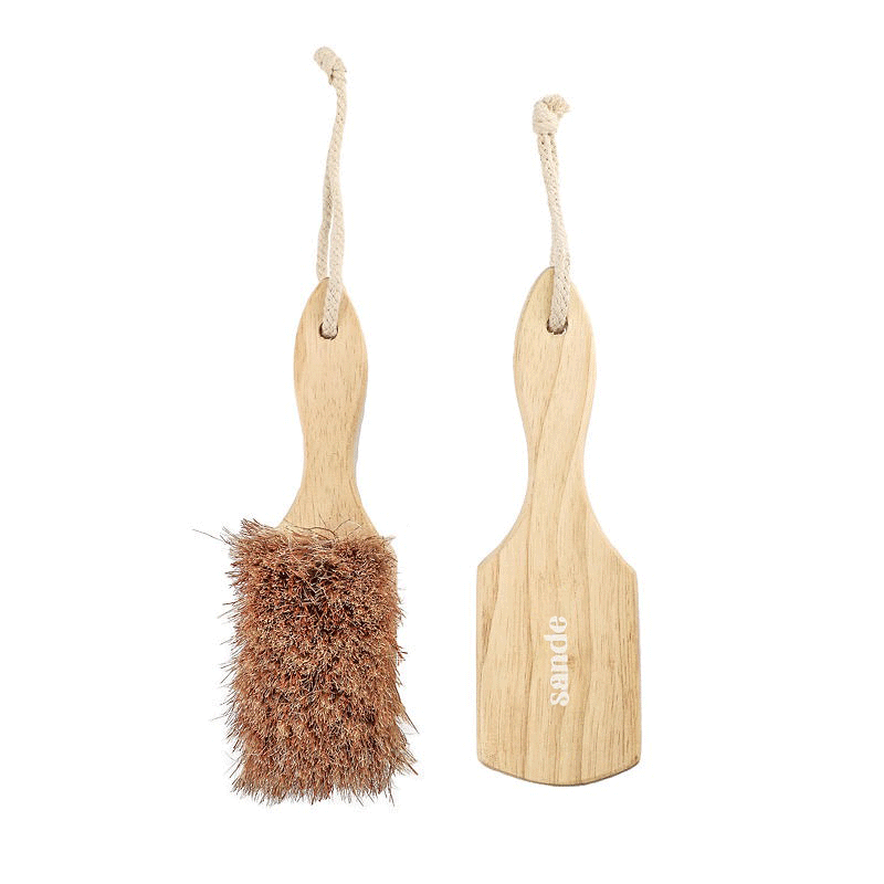Sande Sand Brush, images shows the coconut and jute fibre bristles and the top view of the rubberwood handle with white printed logo.