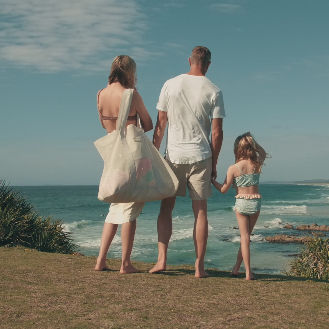 Video showcasing a family enjoying a day at the beach with the oversized Sande Kids Beach Hauler mesh beach bag, the original mesh beach bag designed for easy carrying and large capacity, perfect for fun beach days with family.